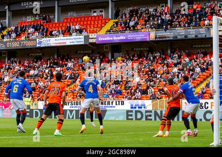 Dundee, Tayside, Schottland, Großbritannien. August 2021. UK Sport: Der Fußballverein Dundee United hat heute die Unbesiegbarkeit der Rangers in der Premiership im Tannadice Park ausgelöscht. Jamie Robson erzielte das einzige Tor des Spiels in der 64. Minute, um fröhliche Szenen in der Heimunterstützung zu entfachen, die Steven Gerrard`s Glasgow Rangers 1-0 im Tannadice Park heute in Dundee besiegte. Kredit: Dundee Photographics/Alamy Live Nachrichten Stockfoto